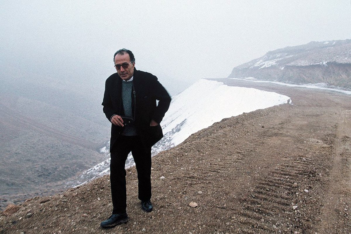 Abbas Kiarostami, "Taste of Cherry / Kirazın Tadı" filmi için Tahran'da mekan araştırması yaparken, 1997.