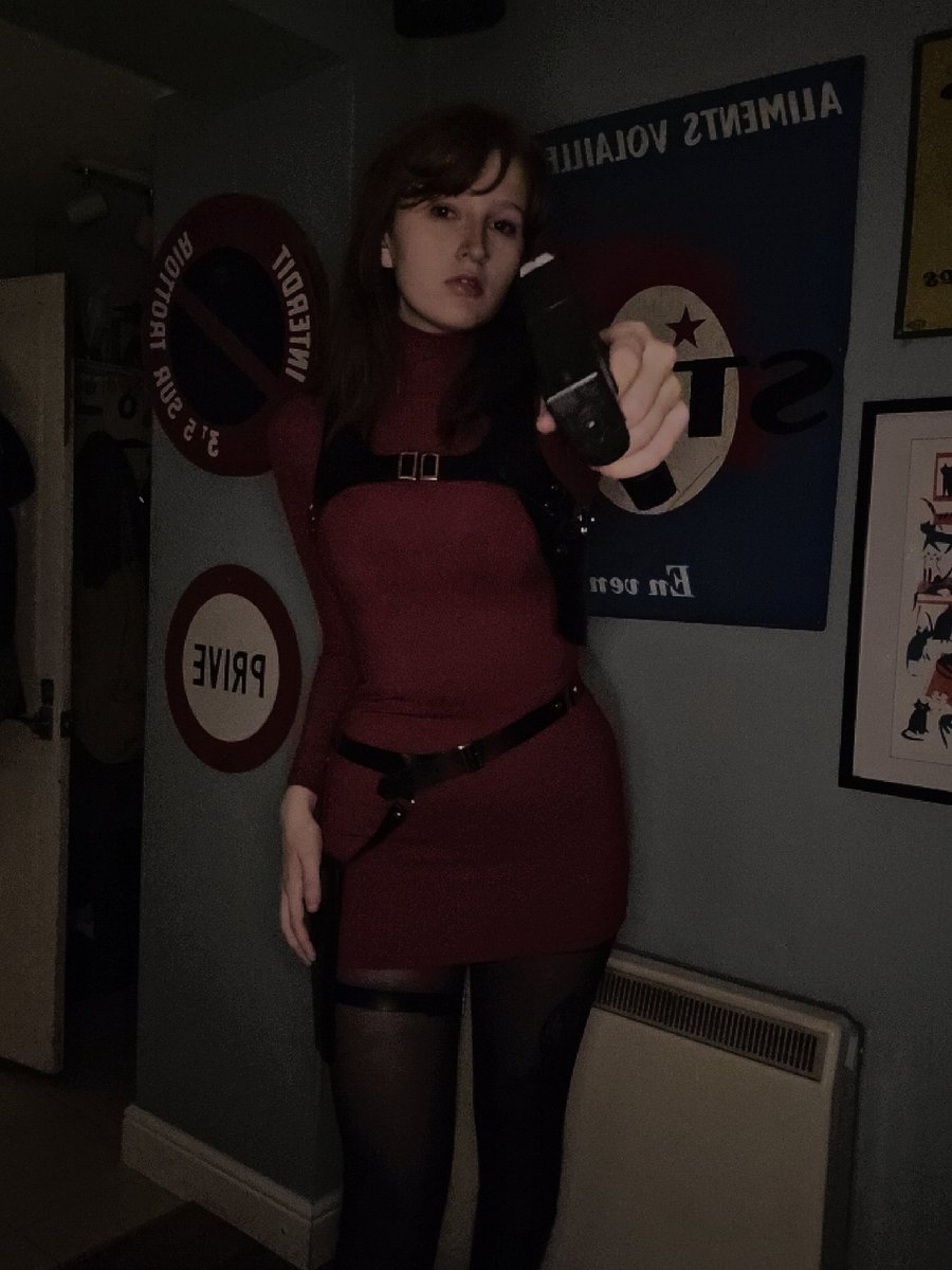 YukiYukiPOG's tweet photo. Did someone say ginger ada wong halloween costume??? FAKE GUN BTW #ADAWONG #RESIDENTEVIL4 https://t.co/MT8jBBRlFa