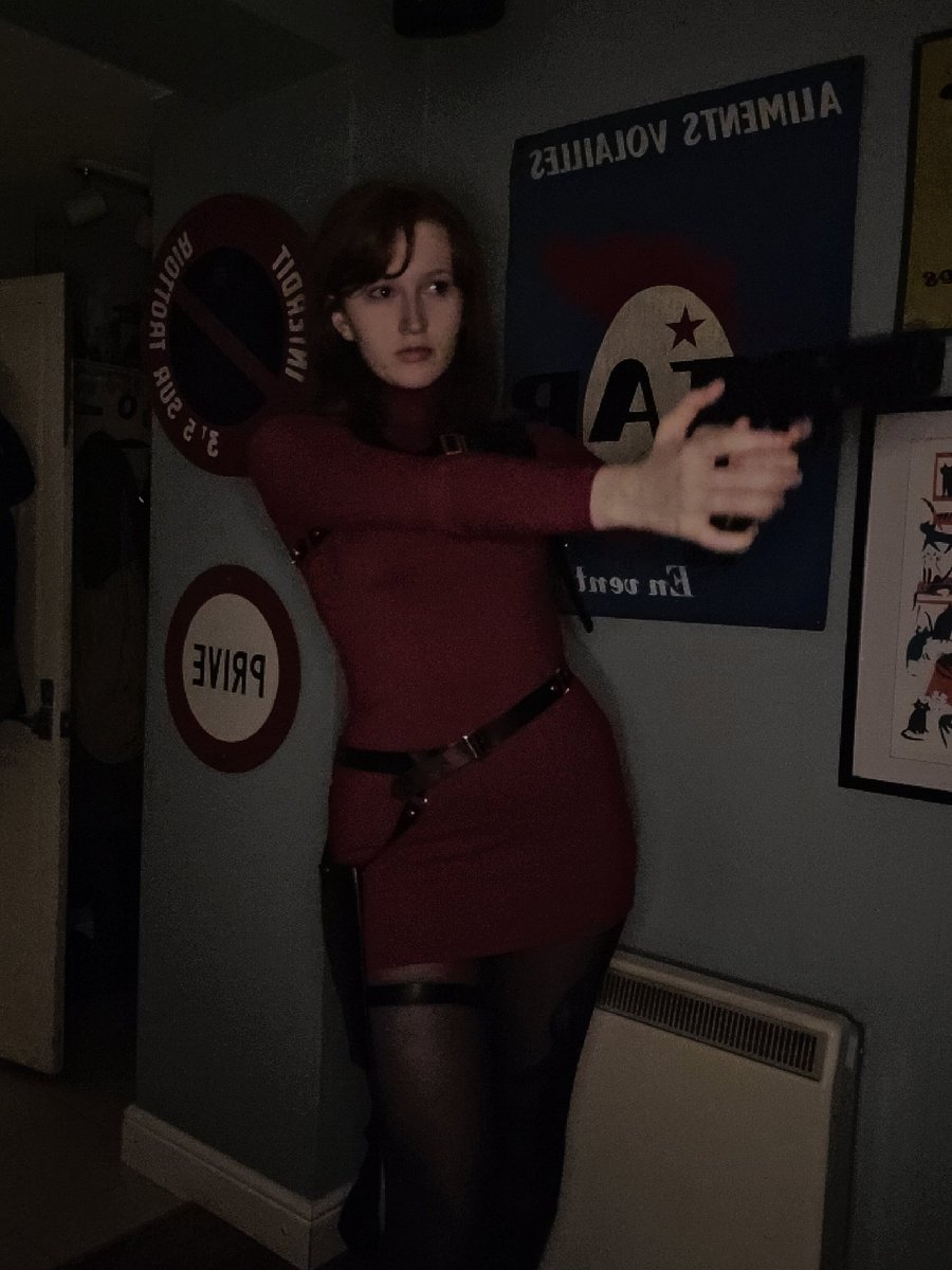 YukiYukiPOG's tweet photo. Did someone say ginger ada wong halloween costume??? FAKE GUN BTW #ADAWONG #RESIDENTEVIL4 https://t.co/MT8jBBRlFa
