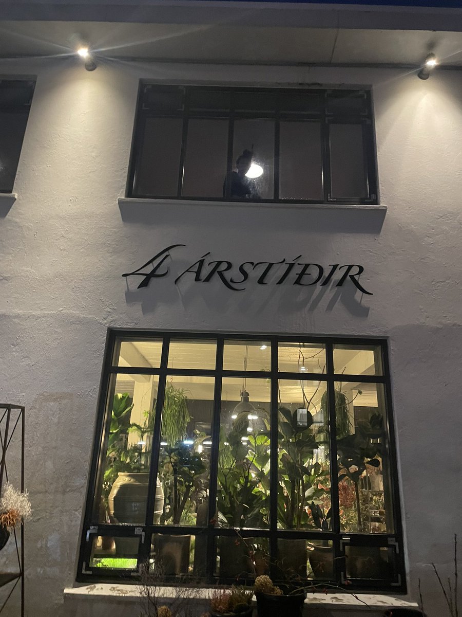 Ég bíð enn eftir að einhver stjórnmálamaðurinn haldi blaðamannafund hér…