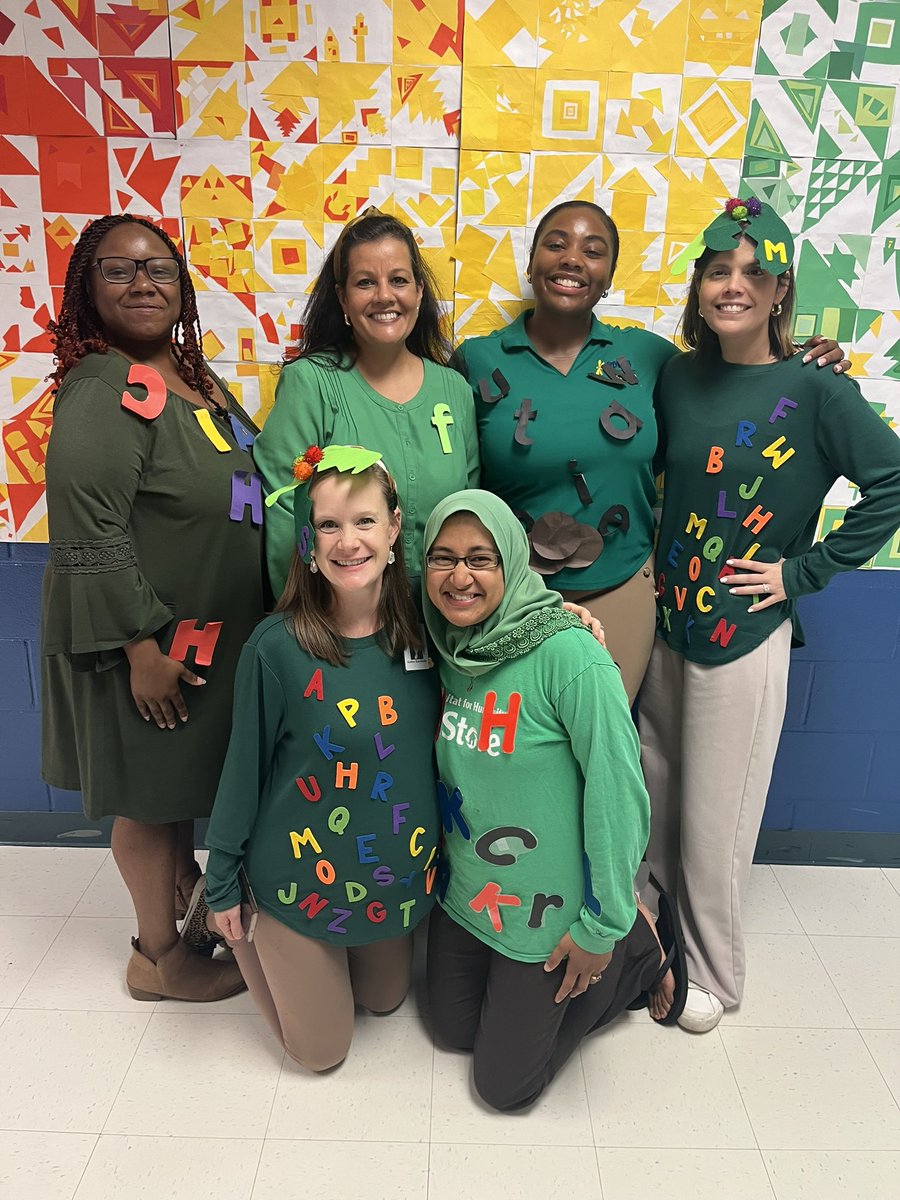 Ms_Devone's tweet photo. @DillardMagnetES @rsykez @MollyMo518 @jqjoyner1 @ddmespta Here’s the rest of the team for 3rd grade! Chicka Chicka Boom Boom 🌴 🥥🔤
Love it! https://t.co/ZY5DKa24Sd