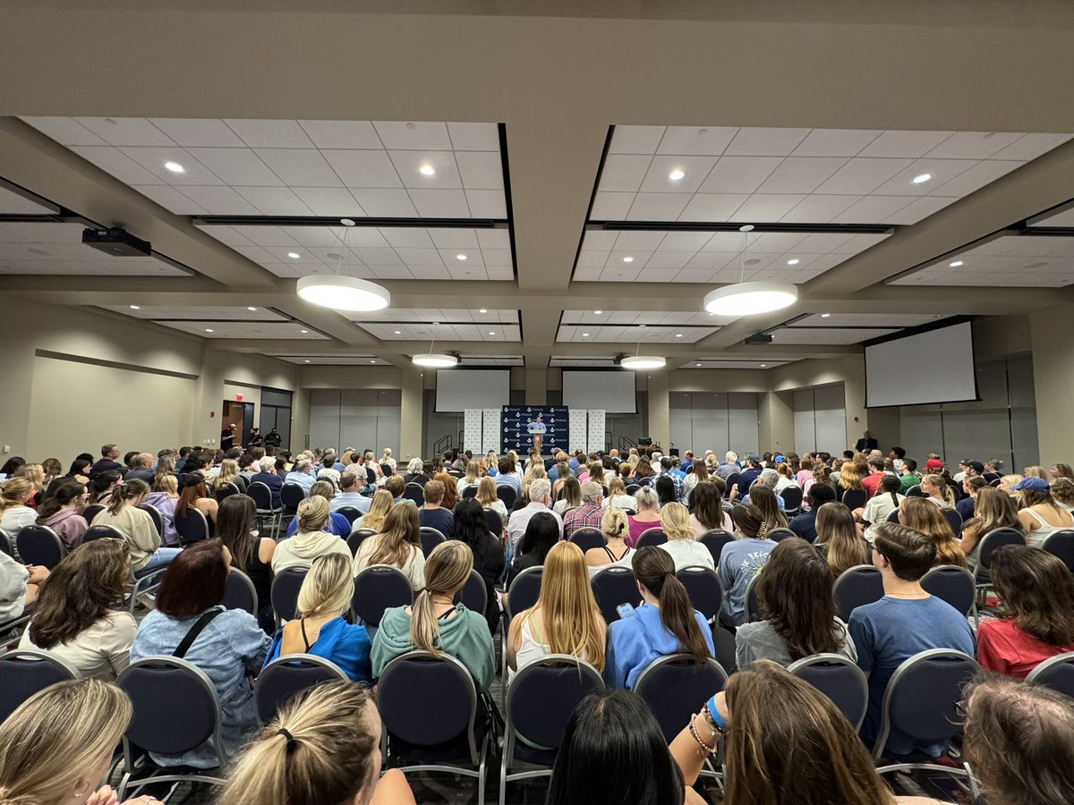 jlawrence0307's tweet photo. Last night we had a PACKED room of @TPUSA students at the University of Mississippi to hear from @Riley_Gaines_!

Men can not become women. Men do not belong in Women’s Sports.

#TakeBackTitleIX #TPUSA #WomensSports

@TPUSA I @charliekirk11 https://t.co/NTBfrddTua