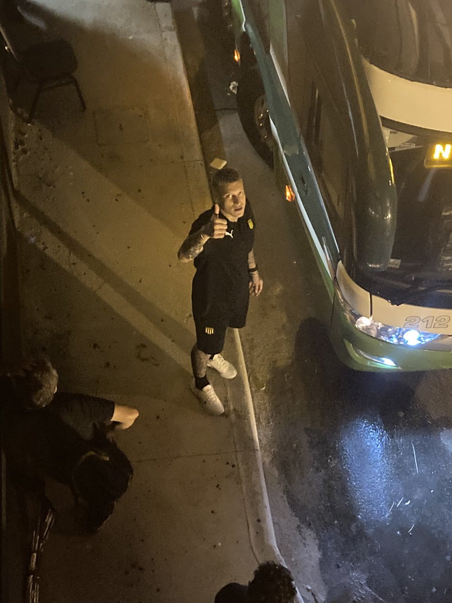 A vos te echan la culpa por cagarla hoy ? Cuando las papas quemaban, nos salvaste, nos hiciste tener al fin un arquero que ganara mano a manos, que sea atrevido y vaya al frente. Hoy te equivocaste ? Si. Pero vos sos Peñarol, y yo a PEÑAROL no lo dejo morir NI A PALO.