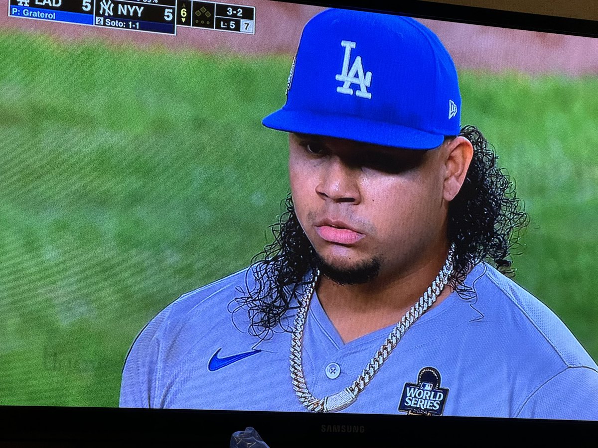El Gullit Peña es el primer futbolista borracho rehabilitado que regresa para jugar otro deporte y en una #SerieMundial  😂

#WorldSeries2024 #DodgerNation #Yankees #EsDatoYNoMame 😁