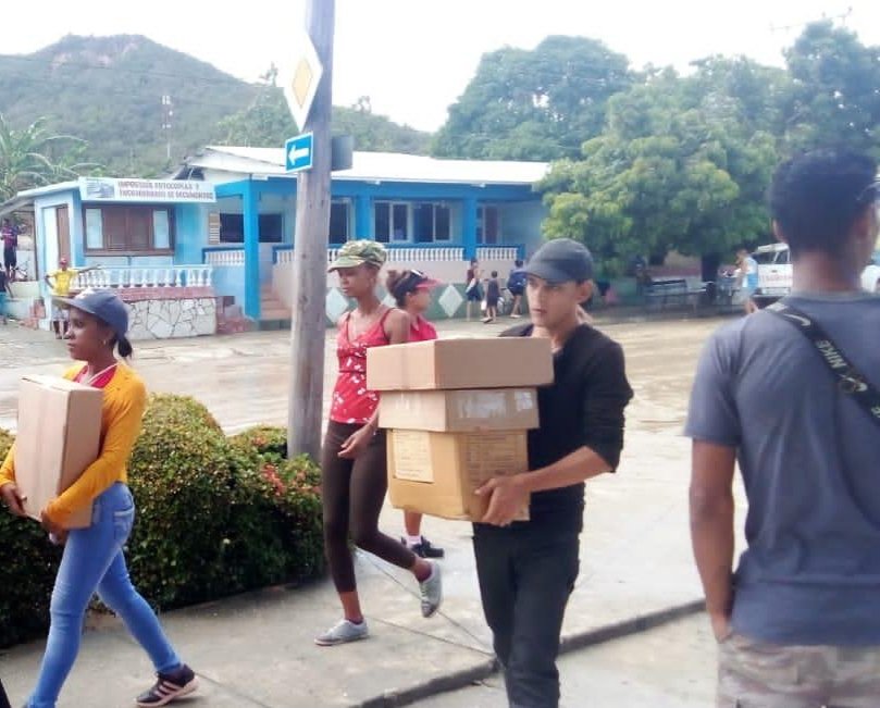 Hasta Imías y San Antonio del Sur, los municipios guantanameros más afectados por "Oscar", llegó hoy una avanzada del Secretariado Municipal de los #CDRCuba en Guantánamo, repartiendo donaciones de compatriotas solidarios. #Cuba #CDRCuba #UnidosXCuba #FuerzaGuantanamo