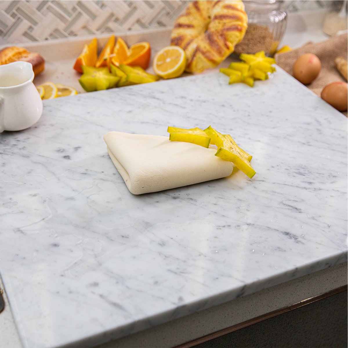 diflart's tweet photo. Bid farewell to the ordinary and embrace the square Carrara marble cutting board, a new trend in the kitchen, elegance every moment.#Diflart #pastryboard #kitchenupgrade #marblecuttingboard #cuttingboard https://t.co/xKIaNXVGxS