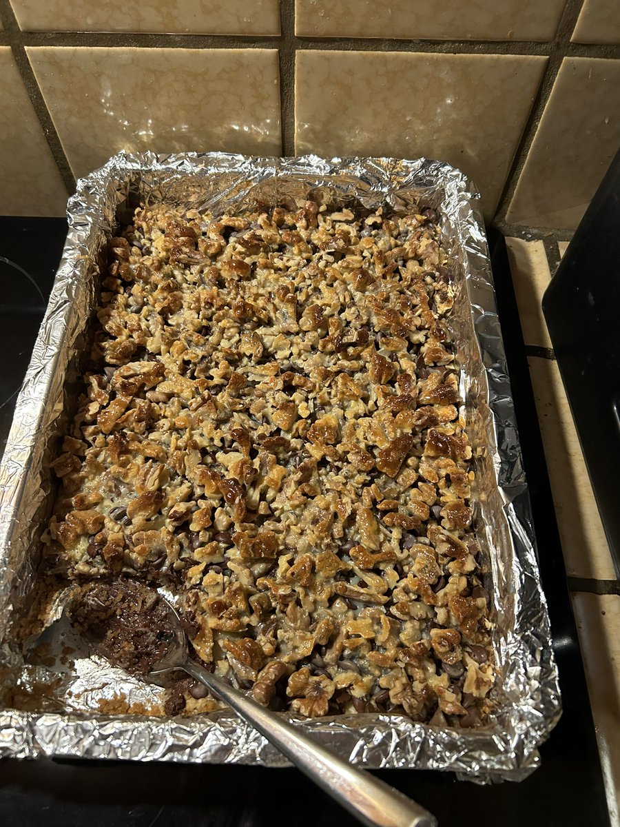 JDangzalan's tweet photo. Someone couldn’t wait until they cooled off and cut.
#MagicBars https://t.co/VHDOLfAb7C