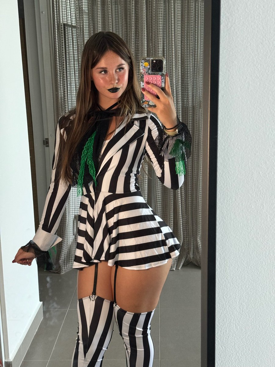 leximarvell's tweet photo. comment Beetlejuice 3 times and see what happens 🪲🖤 https://t.co/AzYyjS6dPZ
