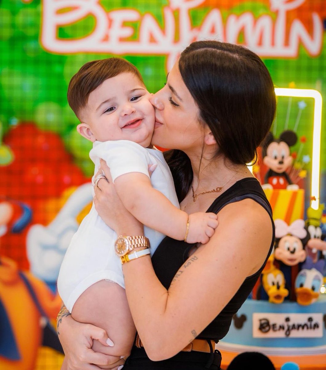 Valu cervantes tiene a este bebé gordito ella no perdió nada el que perdió es él!!!