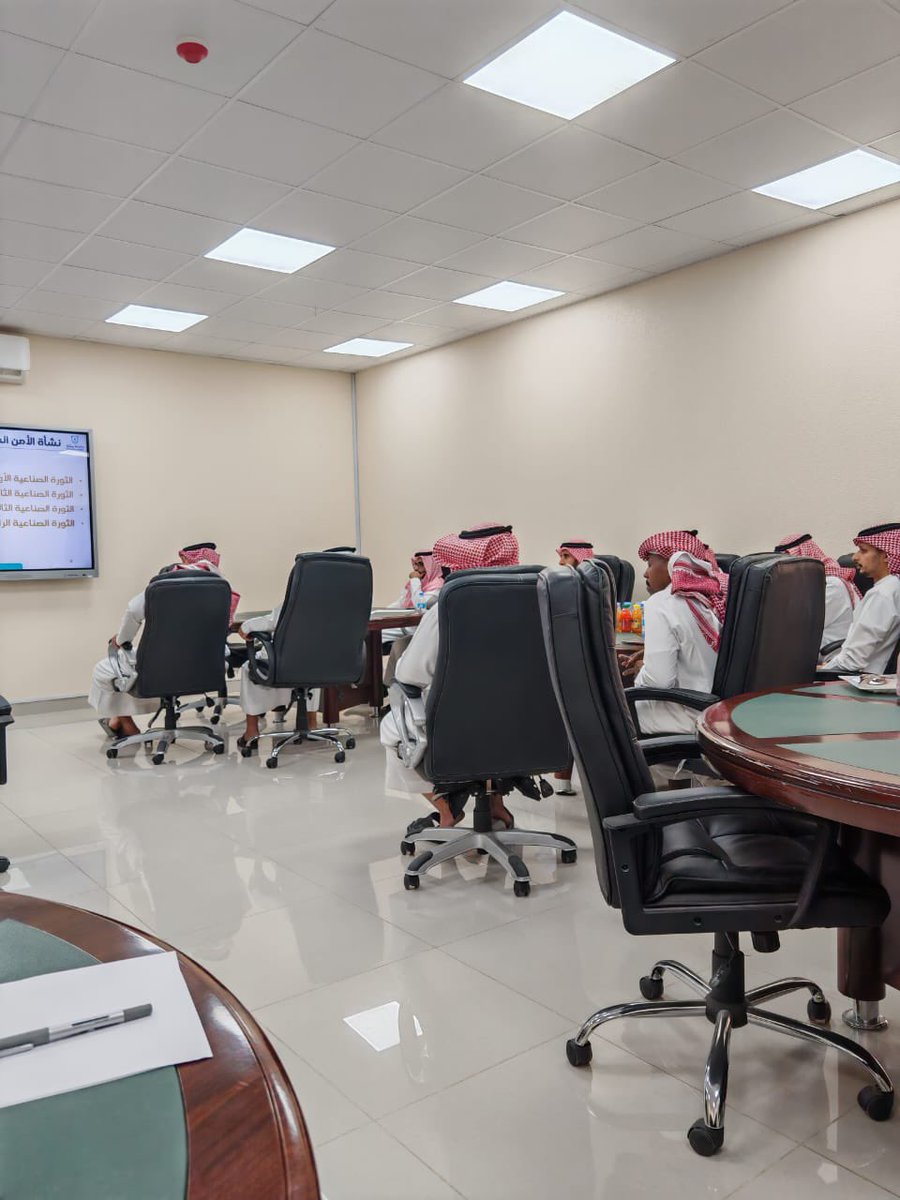 HR_UBisha's tweet photo. أقامت الإدارة العامه للموارد البشرية بجامعة بيشة ممثله بوحدة التطوير والتدريب اليوم الاول من دورة ( إدارة مخاطر الأمن السيبراني ) والمقرره يومي الأربعاء والخميس وذلك ضمن خطة التدريب للموظفين الإدارين بالجامعة وقد قدم الدوره سعادة الدكتور : محمد معجب الشهراني. https://t.co/sS6yc0Bxsf
