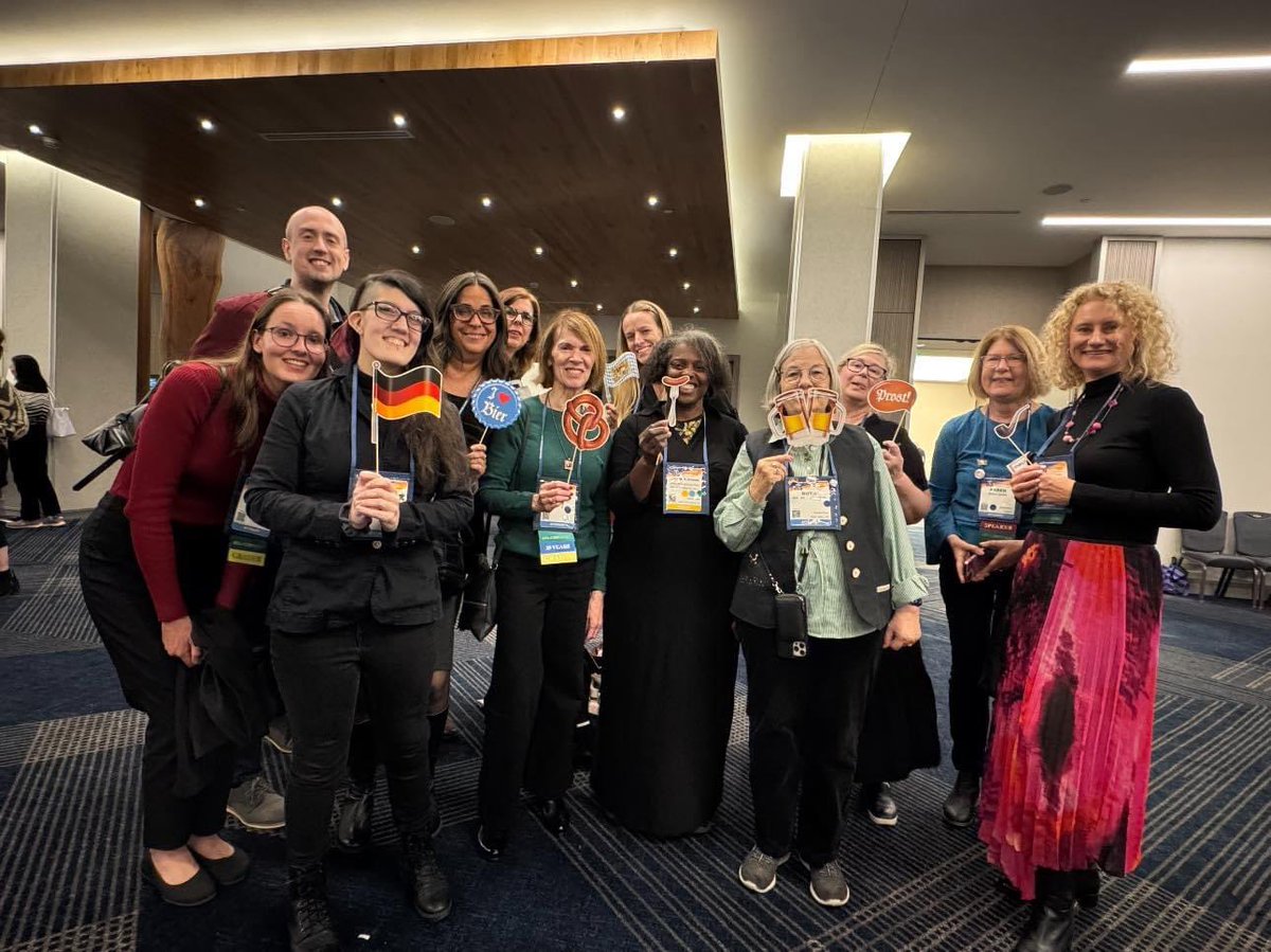 A wonderful evening in Portland, Oregon — bringing about a great start to #ATA65 🙌

Enjoy a quick group photo of everyone gathered together at the #GLD booth during the evening event, ‘Keep Connecting and Celebrating with Divisions &amp; Special Interest Groups.’ 

<a href="/atanet/">American Translators Association</a>
