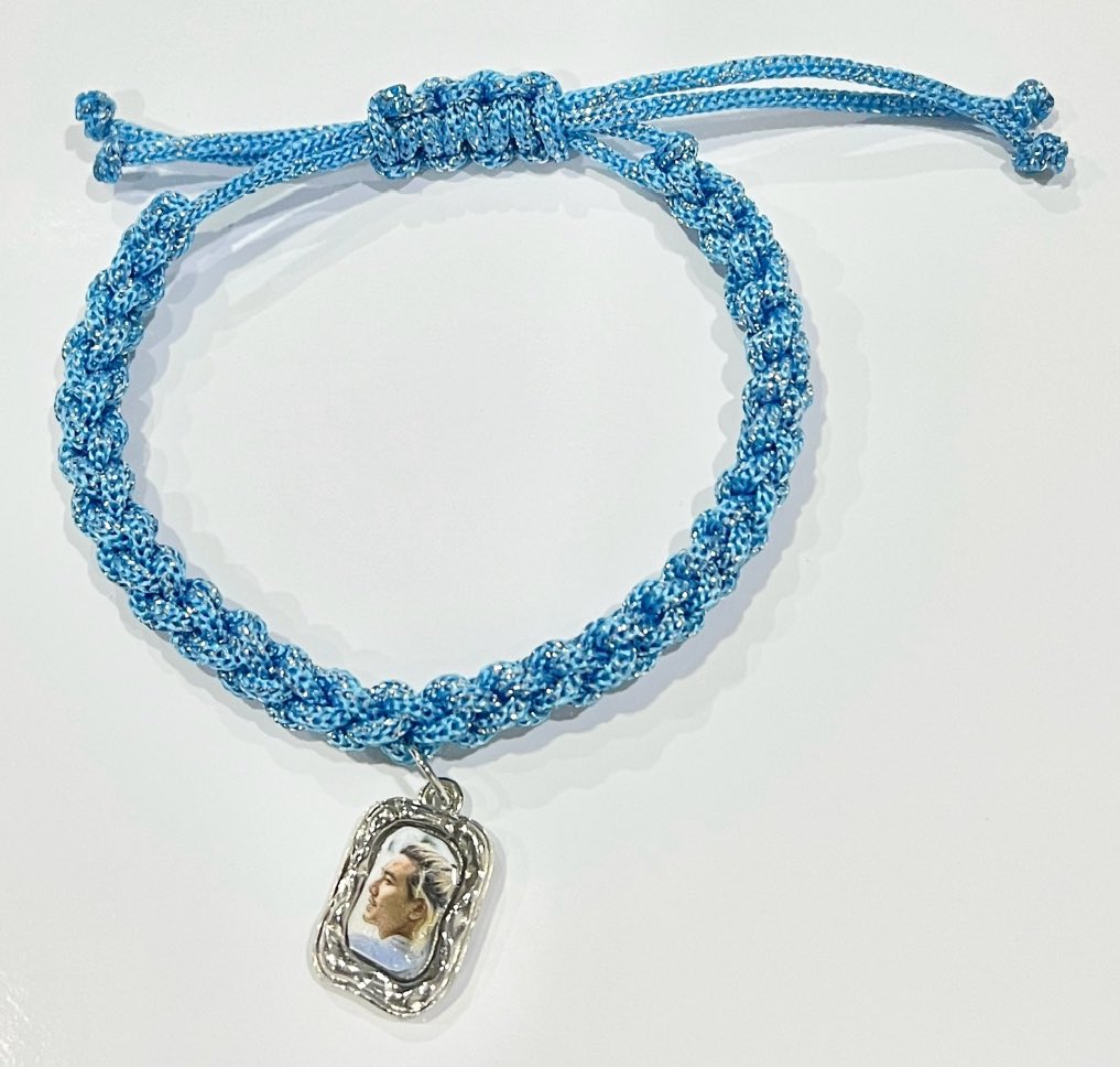 jukigaka's tweet photo. กอว.เชือกถักสีฟ้ามิจิเตะยุคุแบบวิบๆวับๆ ระยับแสงไฟฝุดๆ พร้อมcharms หรือจะแงะเอาไปใส่สร้อยเป็นจึ้ก็ได้ จะเอาตั้งบูชาก็ได้ไม่ว่ากัน แบบสุ่ม(เพราะทำไม่ทัน😂)

สถานที่ เจอที่อิมแพคแน่ๆ
จำนวน ไม่แน่ใจ
ภาวนาให้ทำได้เยอะๆกว่านี้นะ อยากแจก

#GiveawayFujiiKaze 
#FujiiKazeBKK2024 https://t.co/CPKUwFYsAr