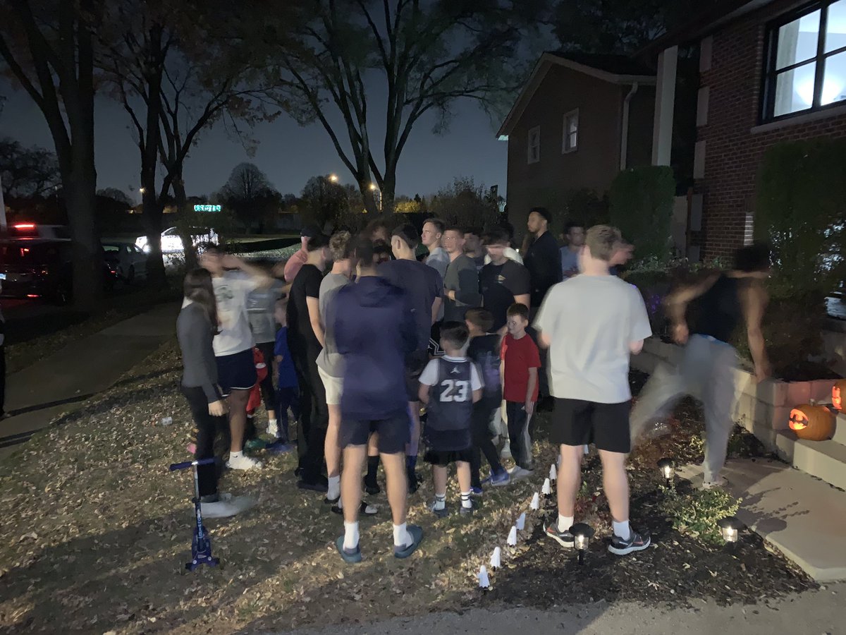 EmBaines22's tweet photo. Another successful Elmhurst Men’s Basketball Pumpkin Carving!  So fun! https://t.co/CStfWMA94D