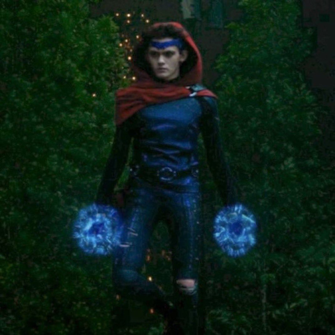 cinecomical's tweet photo. This is somebody’s last minute halloween costume https://t.co/j0KWmyPS9n