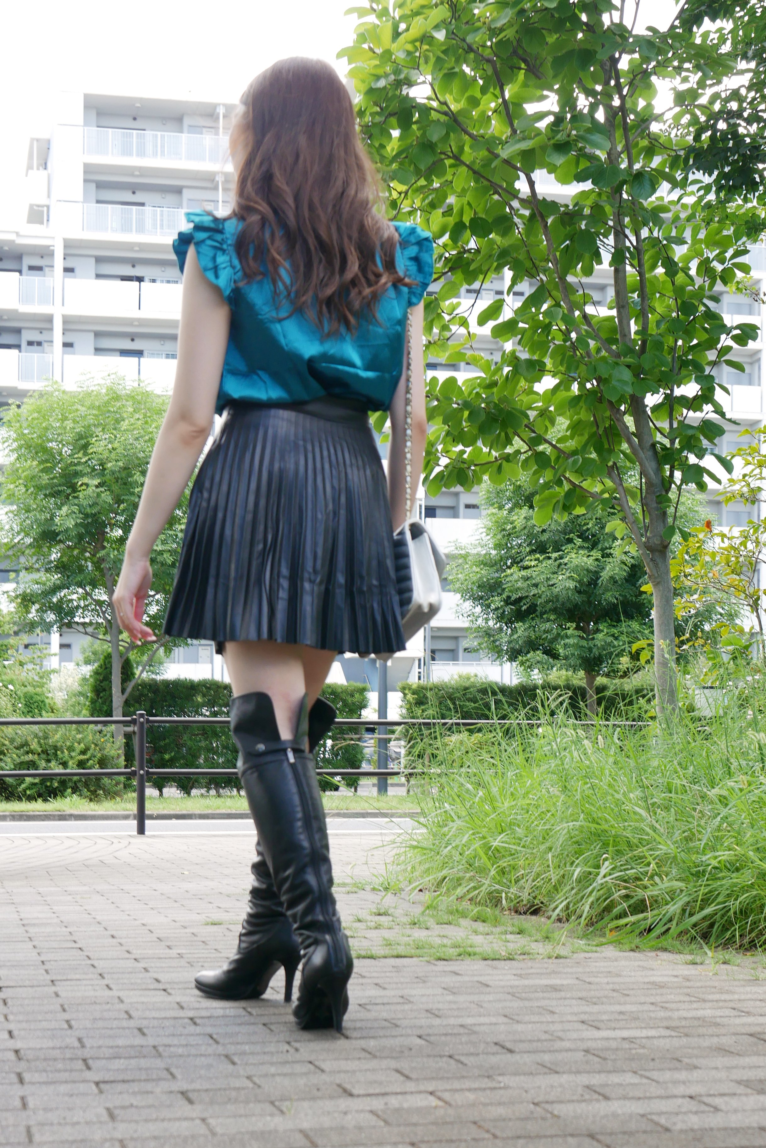 大好きレザースカートフェチ画像 ブーツのお姉さんの 後ろ姿っていいですよね😍 ＃ブーツ ＃ブーツフェチ ＃ニーハイブーツ  ＃ロングブーツ ＃レザー ＃ライダース ＃革ジャン ＃BOOTS ＃boots ＃LEATHER #leather ＃ブーツの美魔女 ＃有閑ミセス  作品 ...