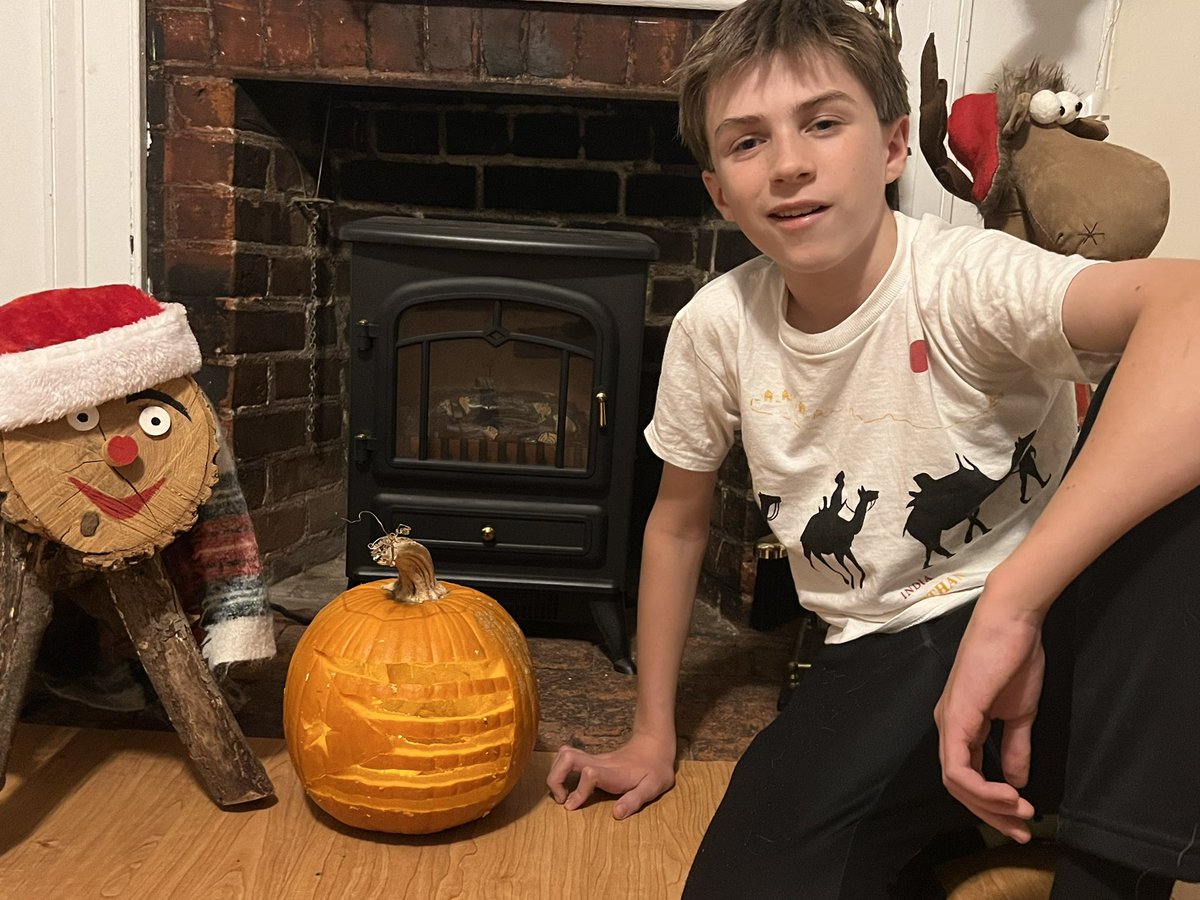 sylvia_georgia's tweet photo. @maticatradio Halloween i Catalunya. Desde Nova York l’Oriol Bedford-Guaus (13 anys) ha fet la carbassa de l’estelada https://t.co/9JHOp56lOv