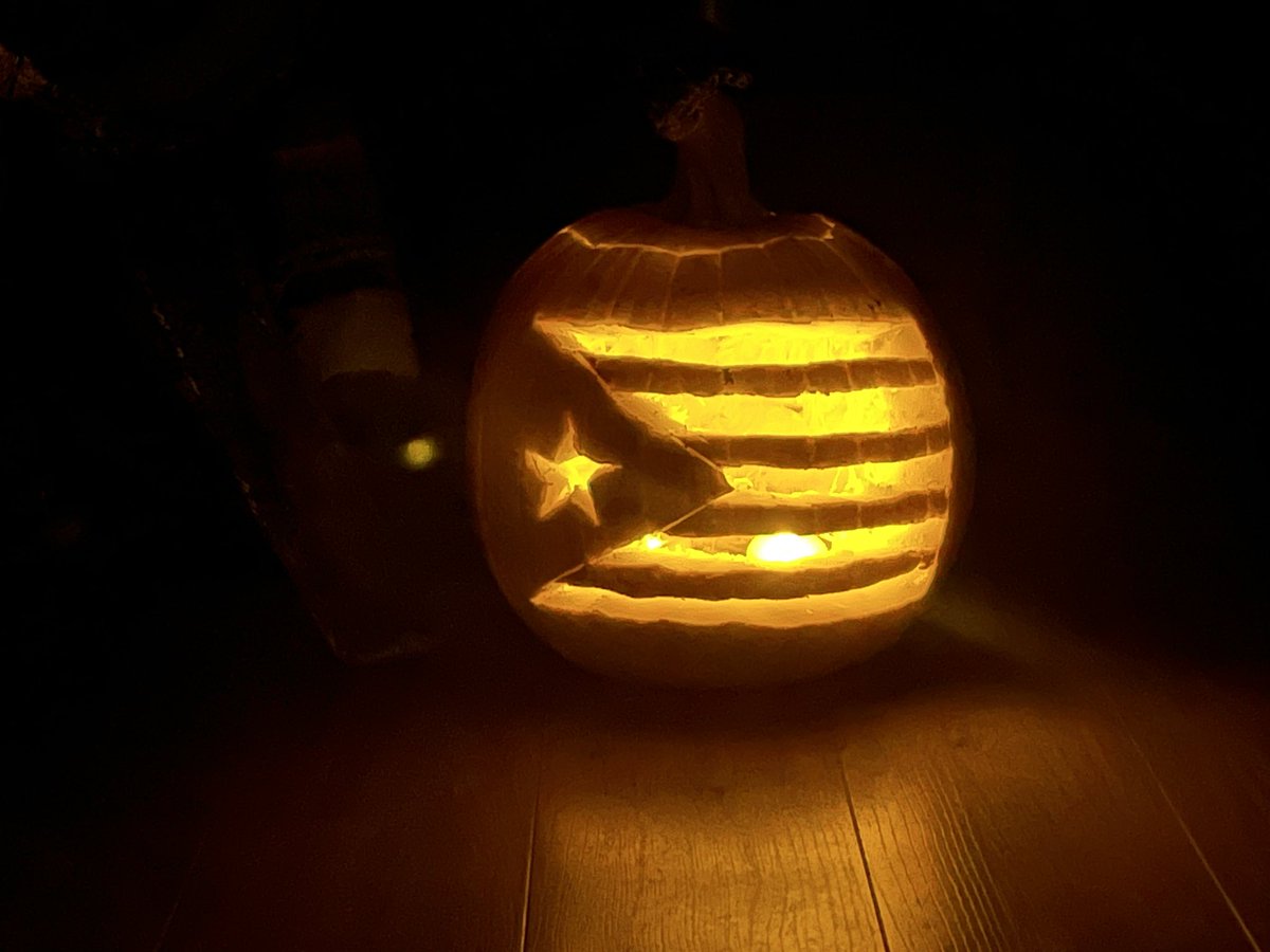 sylvia_georgia's tweet photo. @maticatradio Halloween i Catalunya. Desde Nova York l’Oriol Bedford-Guaus (13 anys) ha fet la carbassa de l’estelada https://t.co/9JHOp56lOv