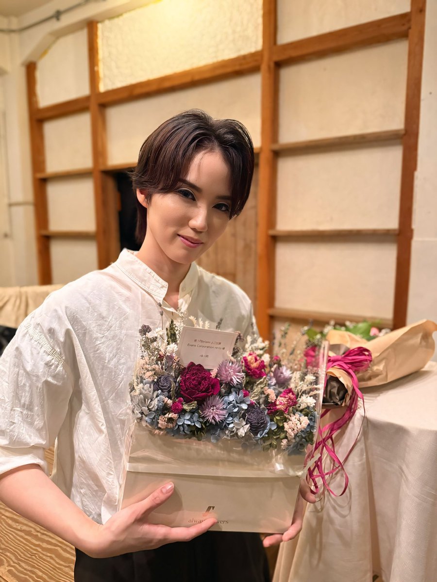 r_reito's tweet photo. 遅ればせながら、10/12-10/13Belami全4公演終演いたしました🗞🤍いつものホームで、大好きな仲間たちと、そして大切な皆様に見守られて板の上に立てることがやっぱり何より幸せでした🪶こうして生きていける幸せを噛み締めて過ごしていきたいなぁ🫧次はまさかのエリザガラコン❕トート役❕気合い🪐🪐 https://t.co/iBQCx7bsSS