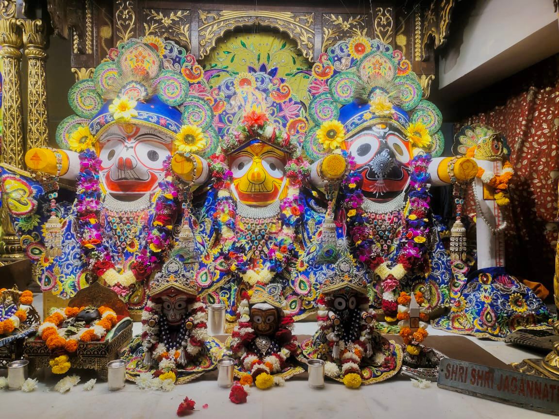 Mamata_92's tweet photo. Surat Iskcon Temple 
Sri Radha Damodar Mandir
Today's Photo 
#Iskcontemple #Surat #SriRadhaDamodar🙏🙏 #Harekrishna 🙏 https://t.co/rWBlgJk85n