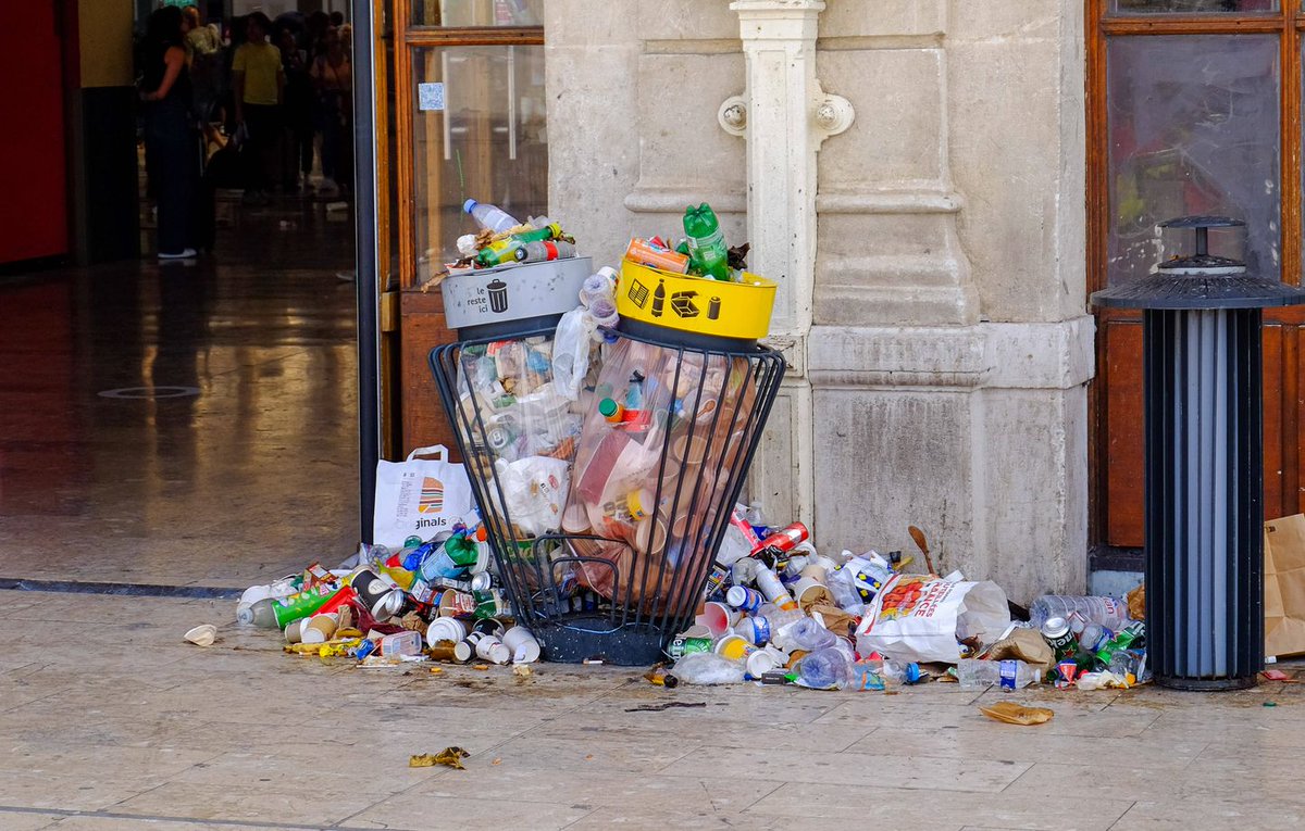 Marseille : Une grève fait s’accumuler 600 tonnes de déchets dans les rues de la ville dlvr.it/TFvXgR