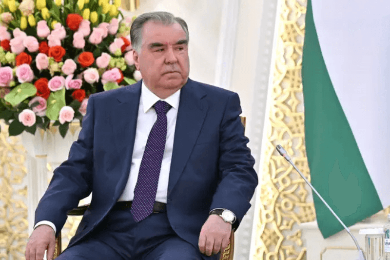 CAViralNews's tweet image. Президент Таджикистана призвал остановить уголовное преследование за лайки и репосты в соцсетях. Рахмон подчеркнул, что свобода самовыражения не должна становиться причиной для давления. #Таджикистан #свободаслова #соцсети #ЭмомалиРахмон #право