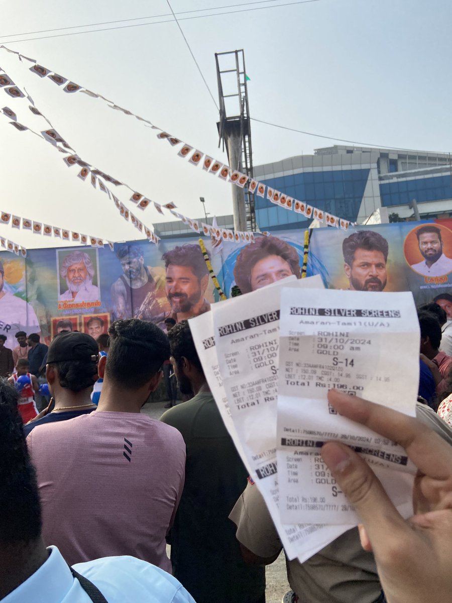 Ibuxft's tweet image. Aarambikkalangala ?🛐🧨💥🔥🔥🔥

#AmaranFDFS @Siva_Kartikeyan
#Amaran #BlockbusterAmaran