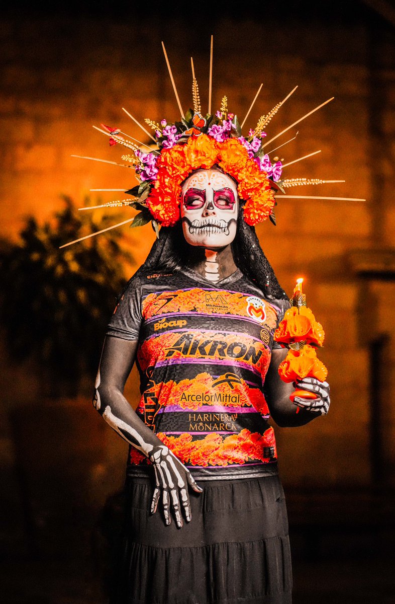 C_A_Morelia's tweet photo. Con la flor de las veinte flores, recordamos y celebramos a los que ya se fueron. 

Te presentamos nuestro nuevo jersey edición de Día de Muertos @Keukamx  🪦🙏

#AmorCabrón