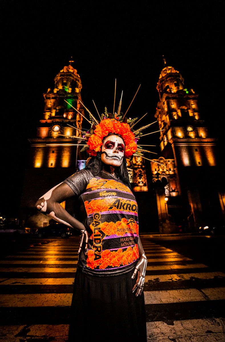 C_A_Morelia's tweet photo. Con la flor de las veinte flores, recordamos y celebramos a los que ya se fueron. 

Te presentamos nuestro nuevo jersey edición de Día de Muertos @Keukamx  🪦🙏

#AmorCabrón