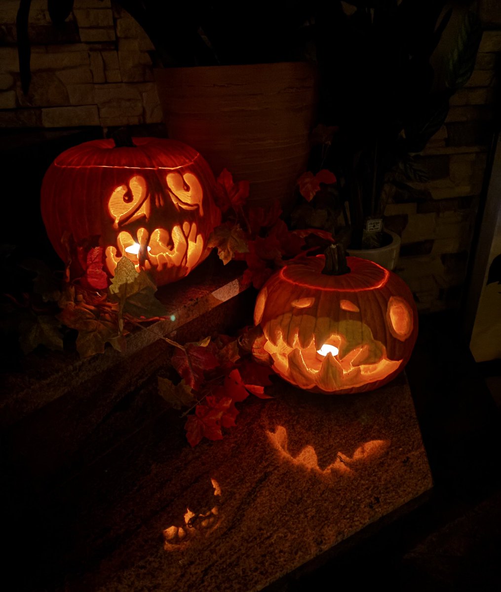 leudde meine freundin und ich haben süß kürbisse geschnitzt <3