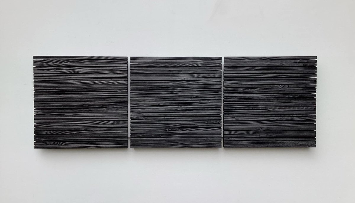 Maxym_Artisan's tweet image. Nouveau tryptique inspiré du style bohème. Fabriqué avec du Pin, chacunes des lattes a été brûlées, brossés et teintes en noir. Finition a l'huile naturelle. Peut être installé autant à l'horizontale qu'à la verticale. 

3 x 15½ x 15½"

695$ pour l'ensemble, tout inclus.
Merci 🫶