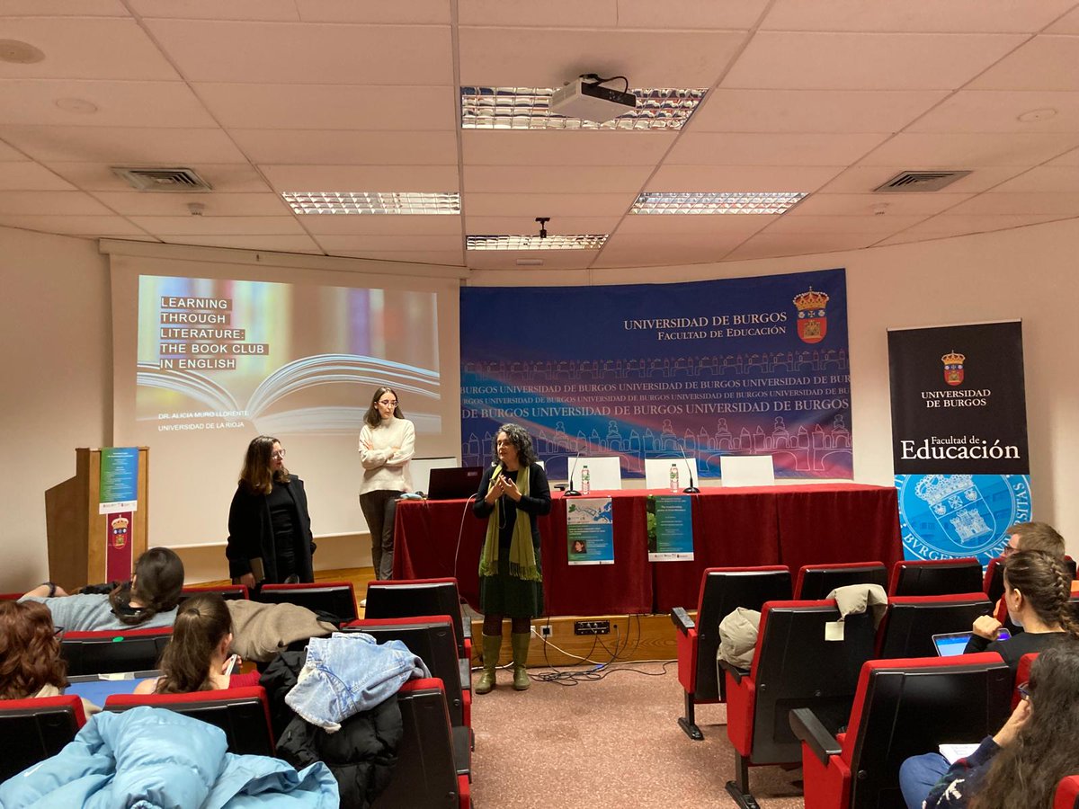 Discussing book clubs with Alicia Muro and <a href="/NaoiseDolan/">Naoise Dolan</a> at Irish itinerary in Burgos. And tomorrow more!! <a href="/e_efacis/">EFACIS</a>