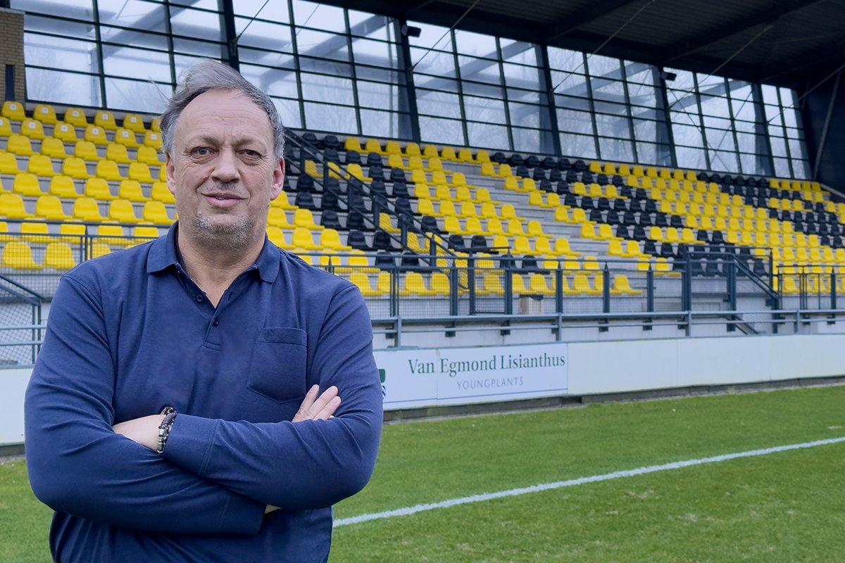 oranjefussball's tweet photo. Eine unglaubliche Geschichte von René #vanderKooij: In der letzten Saison sorgte er als Trainer von USV Hercules für die Pokalsensation gegen Ajax (3:2) und nun als Trainer von #RijnsburgseBoys gegen Roda JC Kerkrade (3:1).
#KNVBbeker #RBBROD https://t.co/0LyD2gNQsB