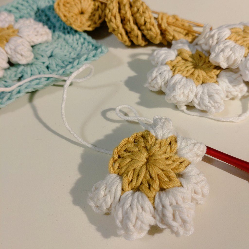 おはようございます☀

ひんやりすっかり秋ですね　いろいろ編みたいものがありすぎて、3個くらい編みかけてるものがあります　これはコットン糸のお花モチーフ