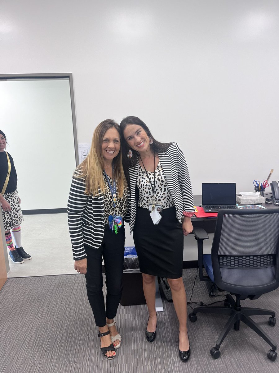 JohnMuirLA's tweet image. 🎉 Unintentional twins! Dr. Rendon and Ms. Tania showed up in perfect sync on mismatch day—proof that great minds think alike, even when it’s not planned! 😂👯‍♀️ #MismatchDay #AccidentalTwins #StyleSync