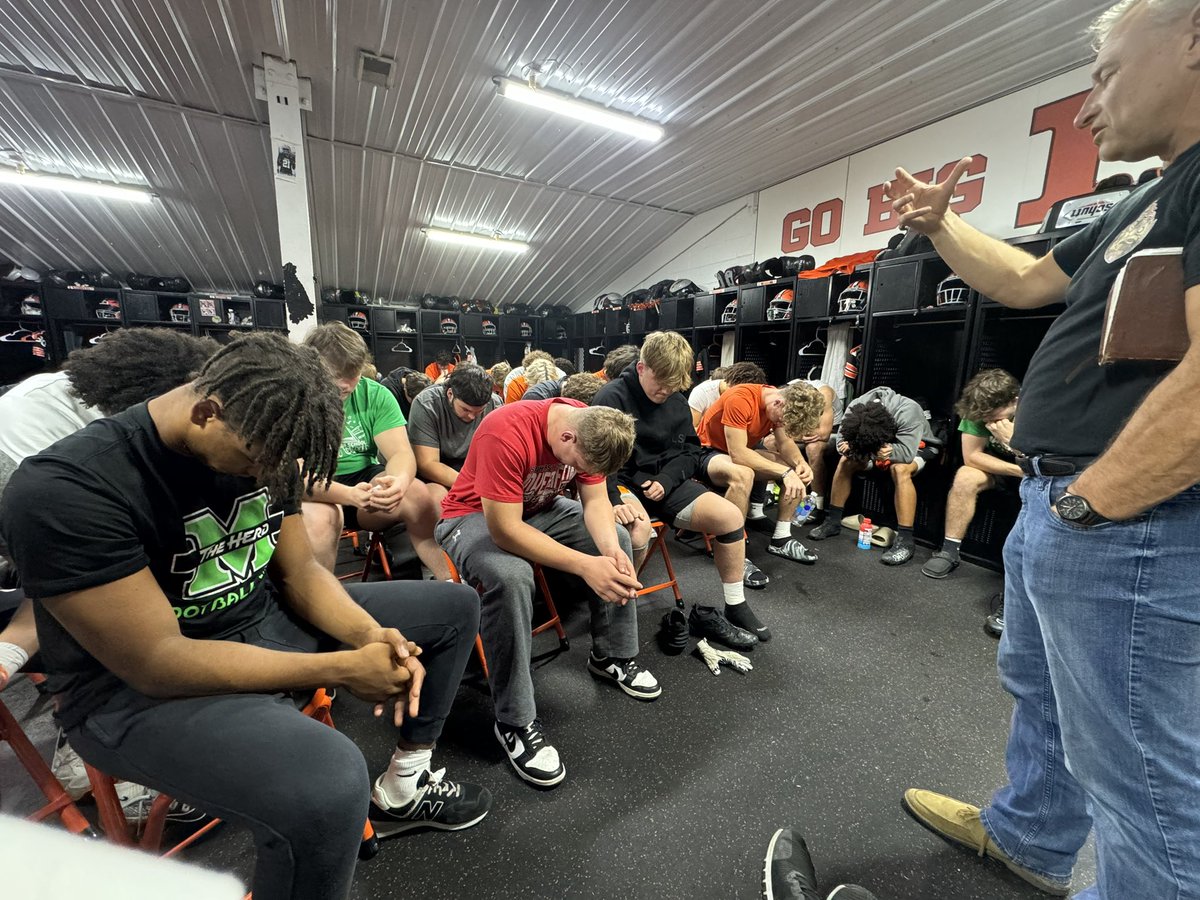 FootballIronton's tweet photo. WORK WEDNESDAY! 😤💪
( Pre- Practice Spiritual Session🙏🏼)
#StandOnBu3iness🐅
#BEATwc https://t.co/6rQAHaNKCF