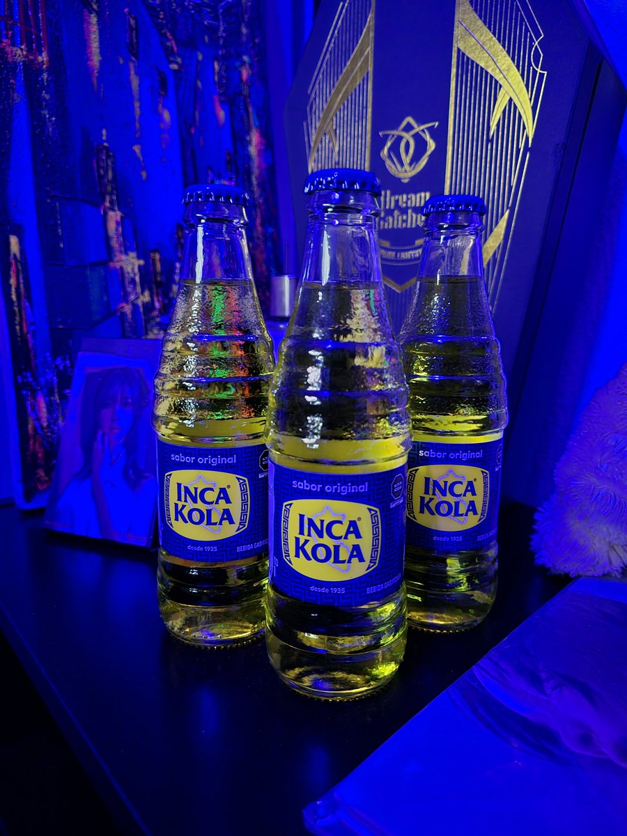 arcaneghost_'s tweet photo. I gave the dpr guys some inca colas. I was sat in front of Ian for the m&amp;g photo, so I mentioned the gift and he asked me if I was from perú and I said yeah!! they were all so nice 💙 #DPRinTilburg https://t.co/LOkM8YIFxe