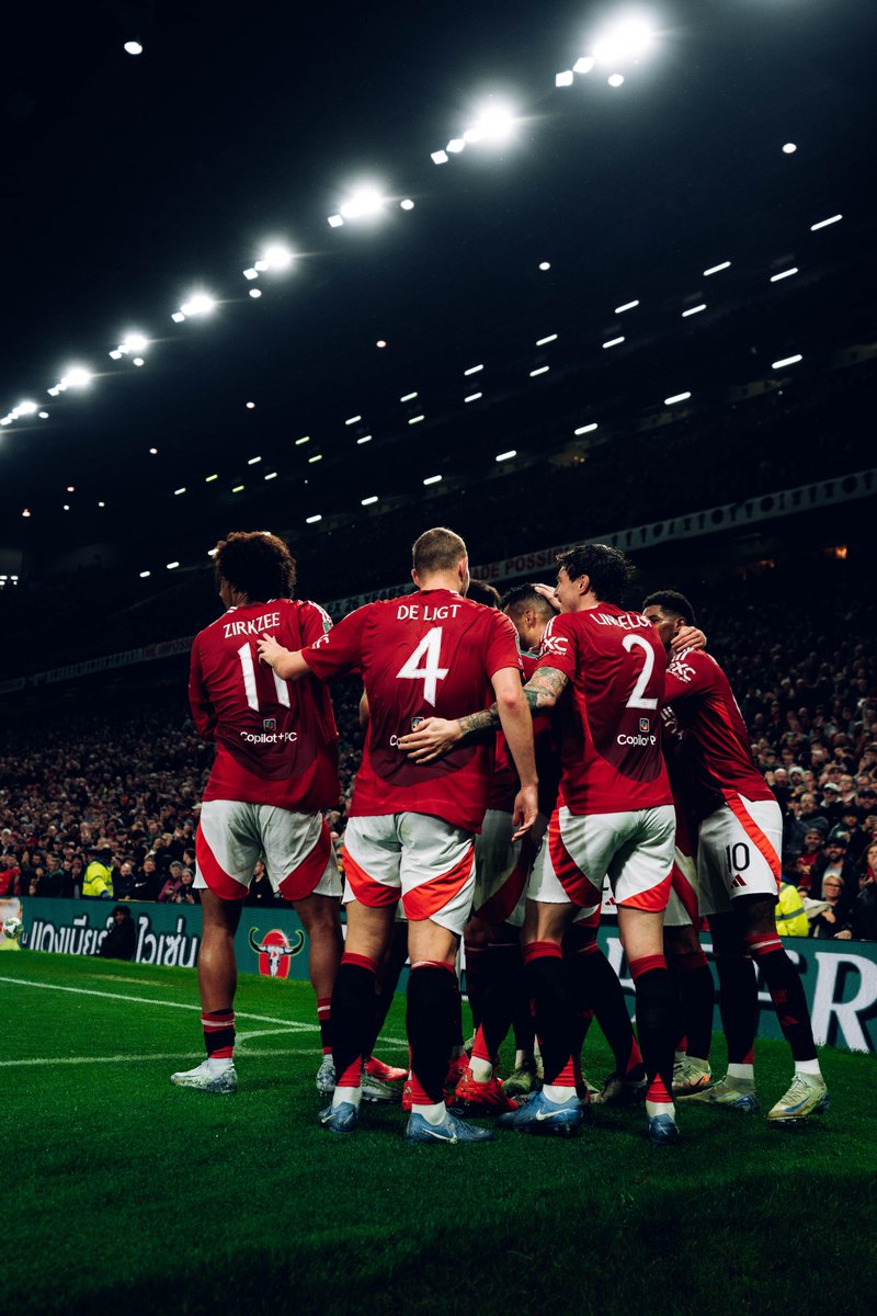 ManUtd's tweet photo. We stick together 👊

#MUFC https://t.co/j6yIdasfV3