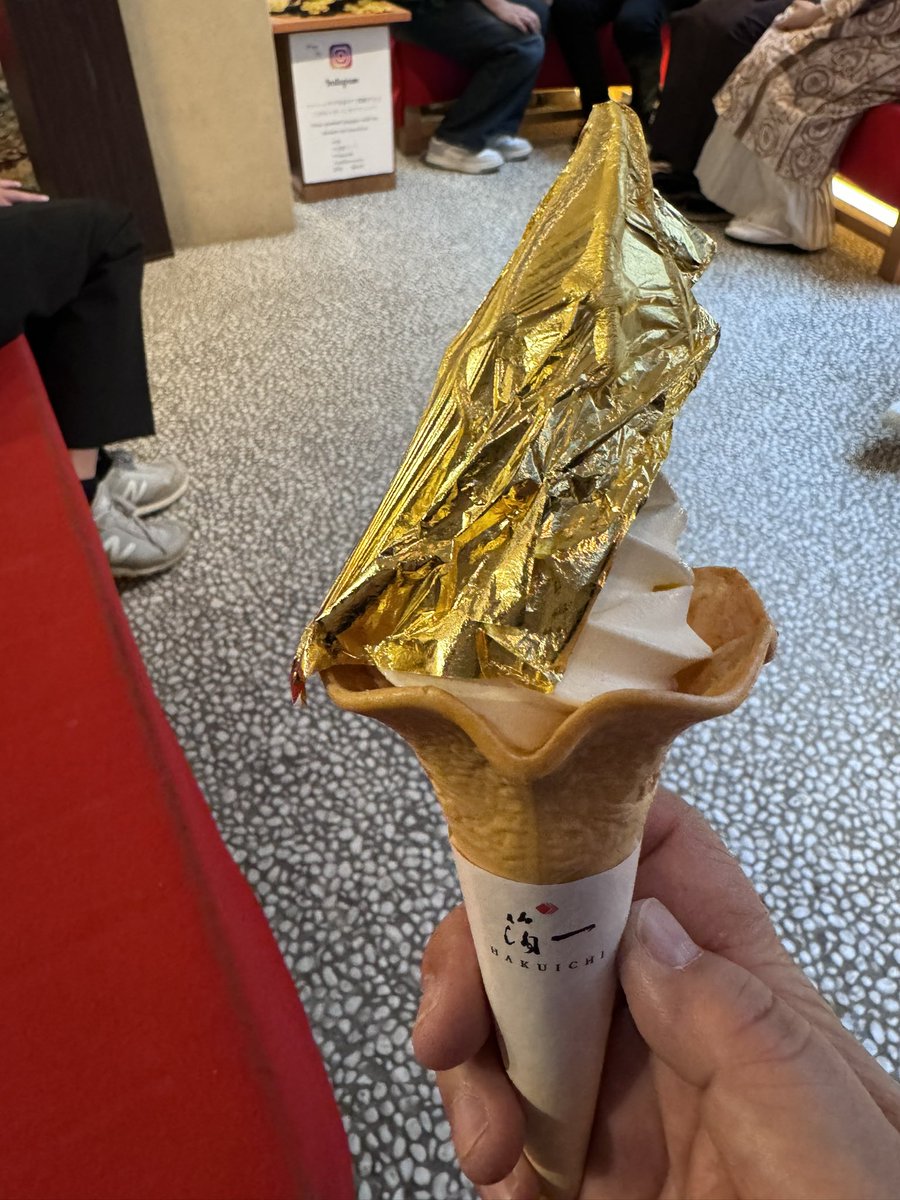 2536_d's tweet photo. 昨日は初めての金沢へ。
先ずは東茶屋街で箔一さんの金箔ソフト✨ミルクが濃くて美味しかった😋
その後天むらさんで揚げたての天ぷらを熱々でいただきました💕
その後も21世紀美術館から兼六園。近江町市場と駆け足で巡りました。

 #グンちゃん
 #足跡巡り
 #フチソクさん https://t.co/PV5sn7S1xk