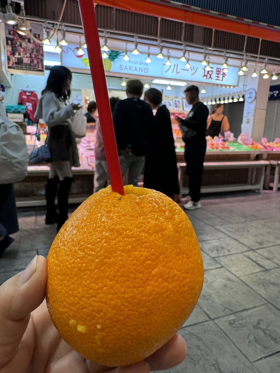 2536_d's tweet photo. 昨日は初めての金沢へ。
先ずは東茶屋街で箔一さんの金箔ソフト✨ミルクが濃くて美味しかった😋
その後天むらさんで揚げたての天ぷらを熱々でいただきました💕
その後も21世紀美術館から兼六園。近江町市場と駆け足で巡りました。

 #グンちゃん
 #足跡巡り
 #フチソクさん https://t.co/PV5sn7S1xk