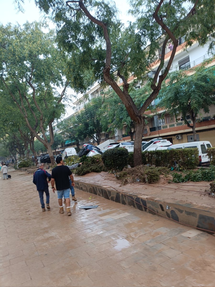 raul_orive's tweet photo. @popisss97 @Santipedreita @TribunaVCF La avenida está fatal, pero si subieron al primer piso estarán bien, un saludo. La foto es de esta mañana https://t.co/P0nOWkaru0
