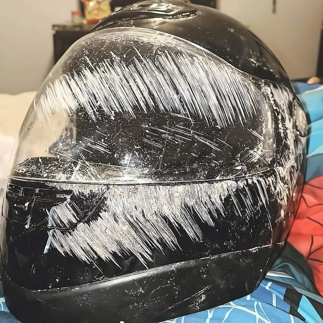 KatherinPosadaN's tweet photo. Recuerden siempre usar un buen casco. Esta imagen me trae recuerdos de un golpe que en su momento, recibió mi cara por no llevar la protección adecuada. Fui muy afortunada de no sufrir algo peor, pero no todos corren con la misma suerte ¡Cuidense porfavor! https://t.co/PxtRFBOa5p