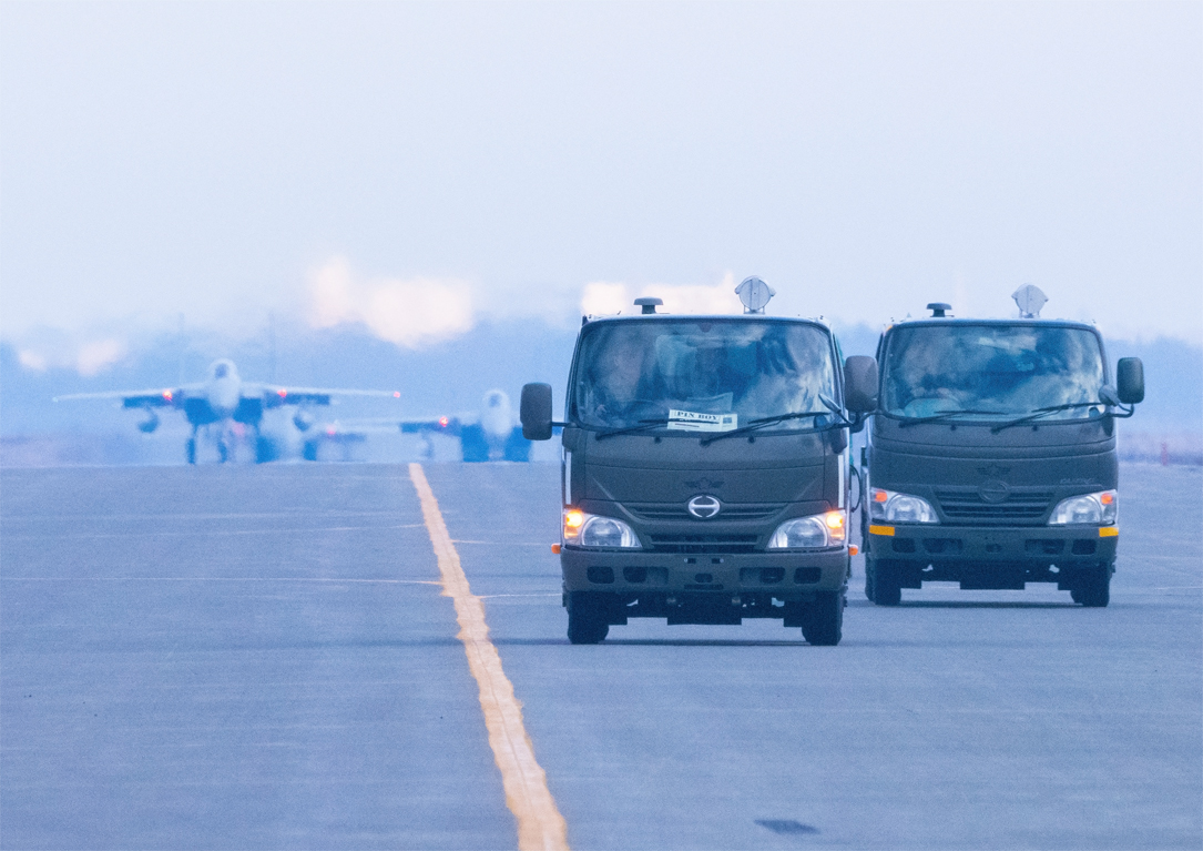 anadoriphoto's tweet photo. 某ミリ写散歩から~
靄の誘導路を鉄鷲4機引き連れ~電源車がやって来た・・・
まだまだ鋭意現像中で~す (^^;)
また現像完了したら~コチラやインスタにUPしますね
#日米共同訓練24
#KeenSword25
#JASDF
#ChitoseAB
#RJCJ
#2WG
#電源車
#203SQ
#F15J https://t.co/9NVojdf4ZW