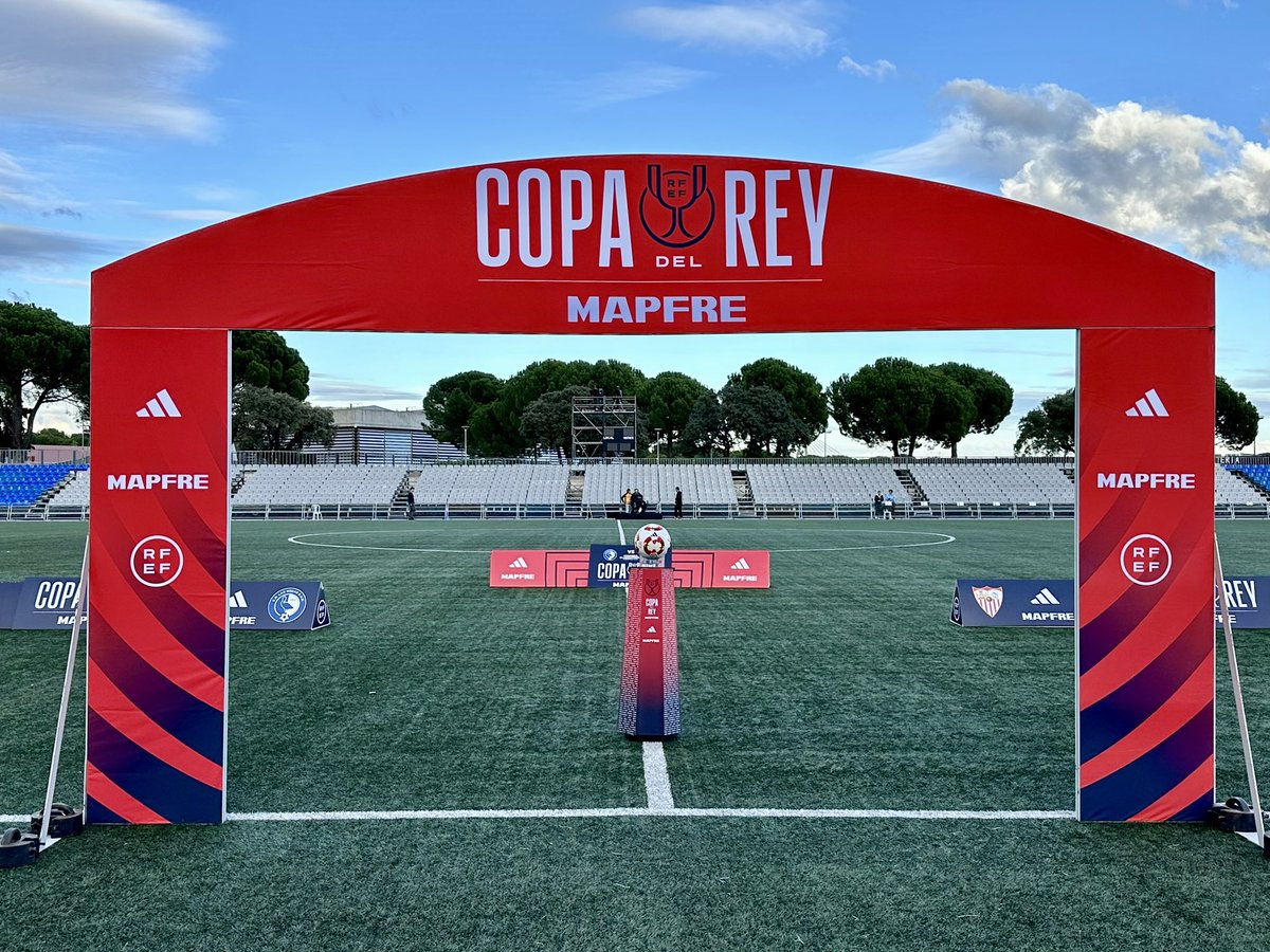 LasRozas_CF's tweet photo. PRIMER EQUIPO| 😍 Qué tarde tan mágica, tan especial, tan única,…hemos vivido hoy.

👏 GRACIAS a TODOS: aficionados, cantera, empleados del club, @Ayto_Las_Rozas y todas las autoridades de seguridad (Policía local, Guardia Civil,…) por hacerlo realidad.

#CorazonAzul | 💙 https://t.co/e36xPGODzO