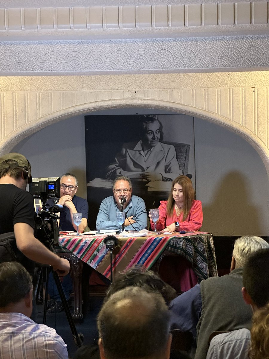 JuanfranTorres's tweet photo. Estamos en la sede de la Sociedad de Escritores de Chile (SECH)🇨🇱, en la presentación del libro “Un Gigante En Movimiento” del compañero, Sergio Rodríguez Gelfenstein 🇻🇪.

Una obra muy importante que habla de los antecedentes históricos de la China del Siglo XXI. @mauricioeRG28 https://t.co/hAkxIiRHuN