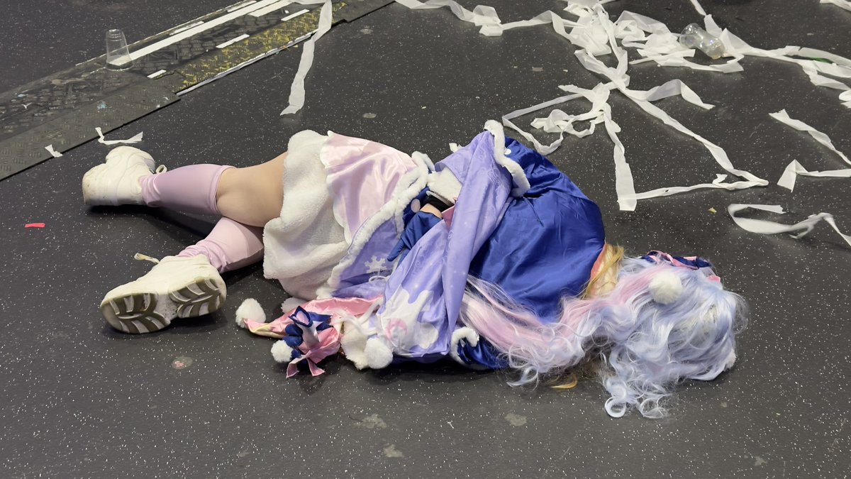 ZTipker's tweet photo. Hatsune miku died at miku expo Amsterdam #MIKUEXPOEUROPE #MIKUEXPO2024 #mikucosplay https://t.co/LbsjW8B0Of