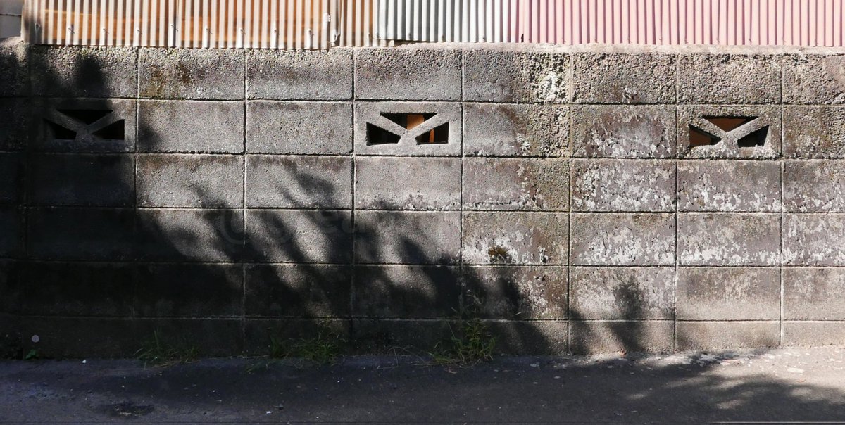 greatblockwork's tweet photo. 骨格としてはYの字ですが、外枠に向かって太くなる線になっている透かしブロック　静岡の一部に高密度で使われています
 #ブロック塀 #透かしブロック #穴あきブロック #breezeblock #水泥花格磚 #บล็อกตกแต่ง https://t.co/Wvx2fJewAh