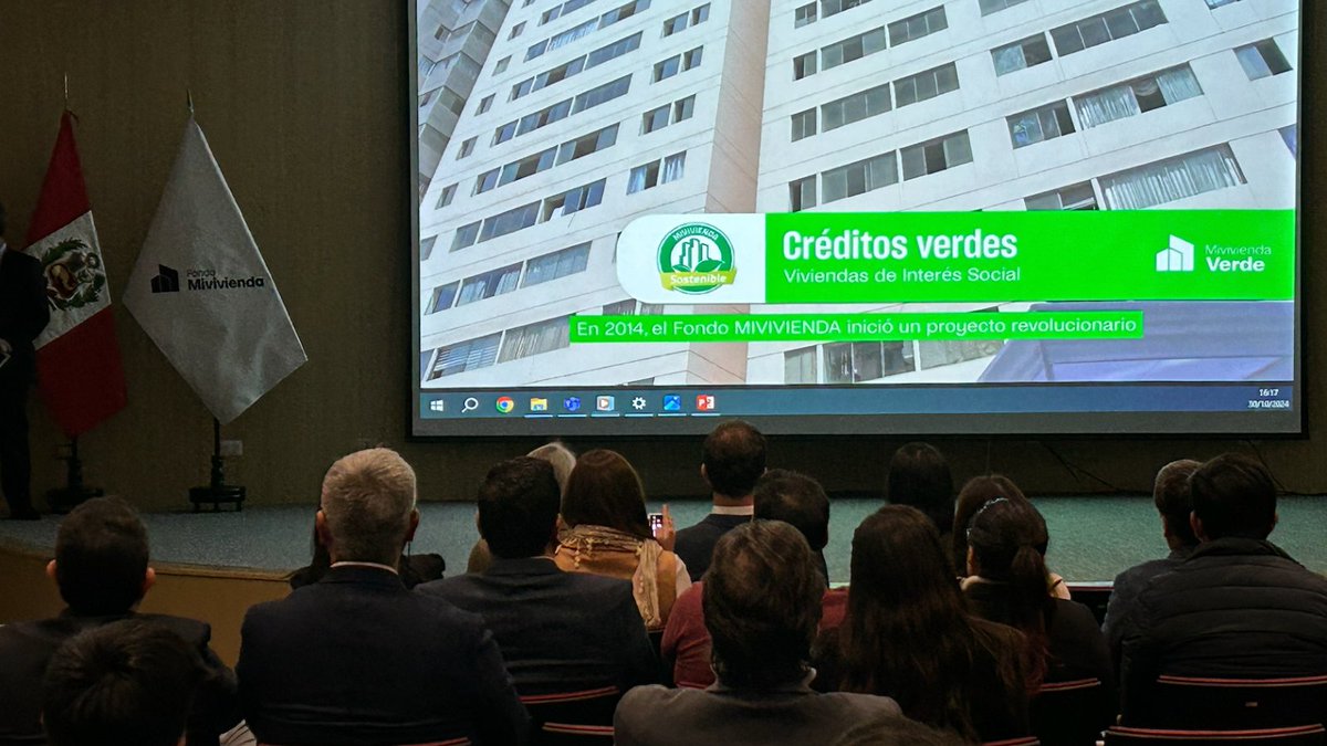 FrancePerou's tweet photo. La Embajadora de 🇫🇷 Nathalie Kennedy felicitó a @MiviviendaPeru por haber recibido la certificación internacional Climate Bond Initiative, un logro importante para el 🇵🇪 que es el resultado de la #cooperación entre Fondo Mivivienda y @AFD_es (banco de desarrollo🇫🇷) con @UEenPeru https://t.co/6G0OWDm9Dx