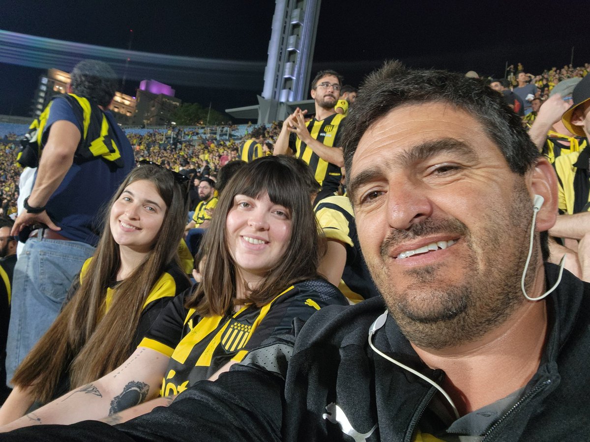 FernandoFachol2's tweet photo. Hace 4 elecciones que no voto a nadie porque los politicos son una manga de ladrones del primero al ultimo, ahora después de lo que hizo el ministerio del interior con Peñarol en noviembre voto a Orsi solo de rebeldía porque ellos roban para ellos y el pueblo no les interesa. https://t.co/m1pI0Jzx6L