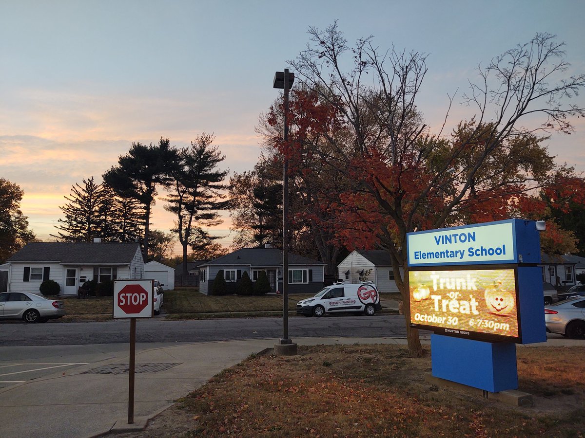 Vinton trunk or treat is packed! 

#happyhalloween