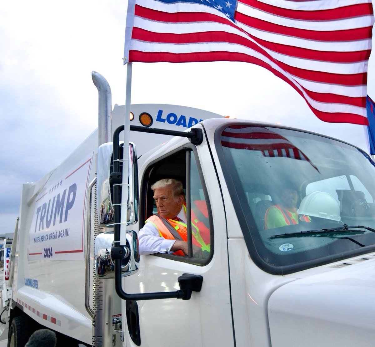 TimRunsHisMouth's tweet photo. The leftist media will claim this was staged, and Trump isn't actually a garbage truck driver. https://t.co/BEhBIRepdL